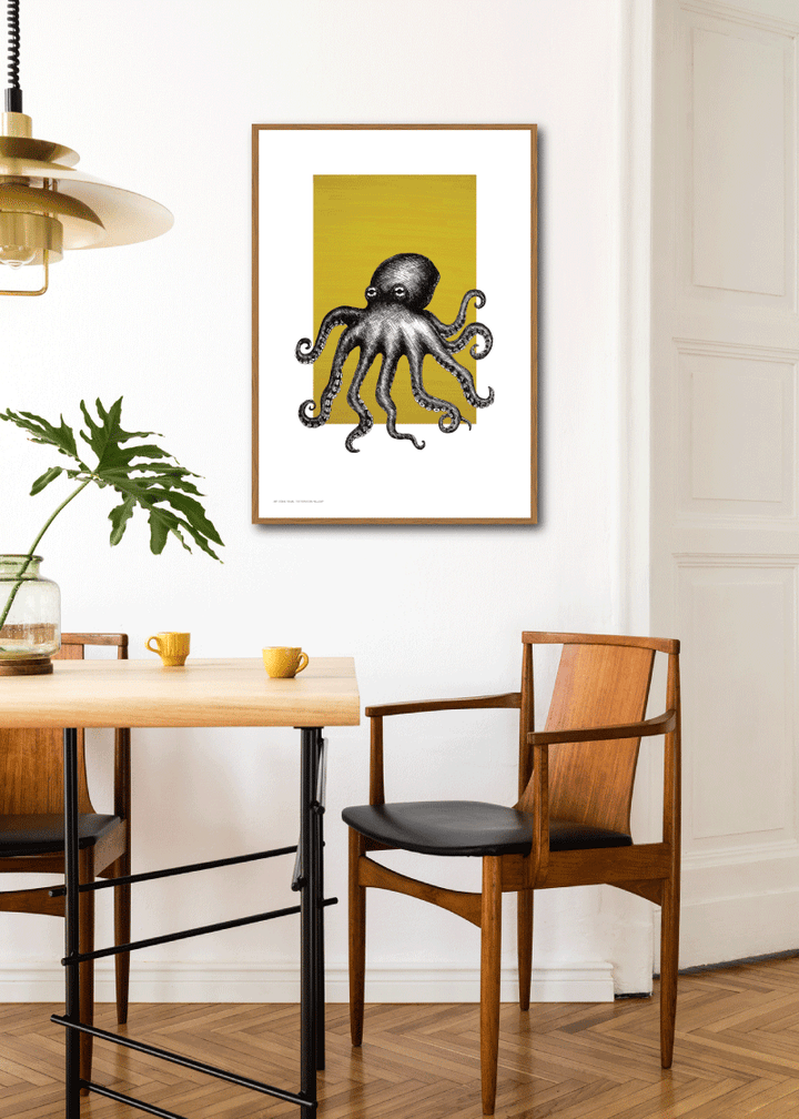 Octopus on Yellow  - Stilren og flott kunstplakat av Art Come to Me.