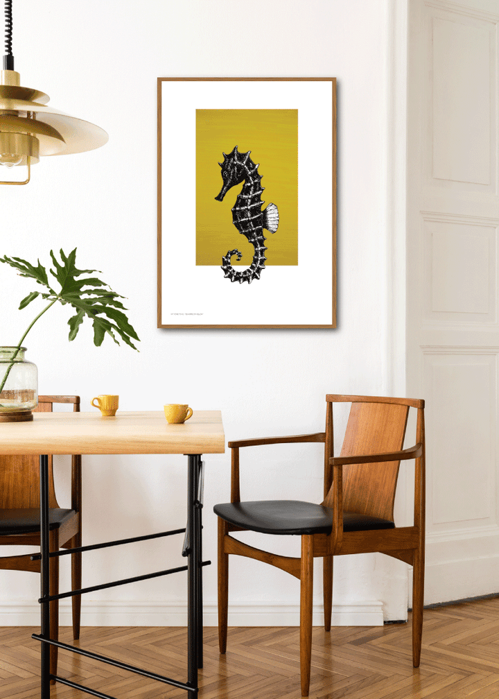 Seahorse on Yellow  - Stilren og flott kunstplakat av Art Come to Me.