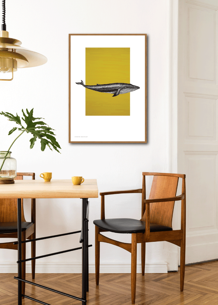 Whale on Yellow  - Stilren og flott kunstplakat av Art Come to Me.